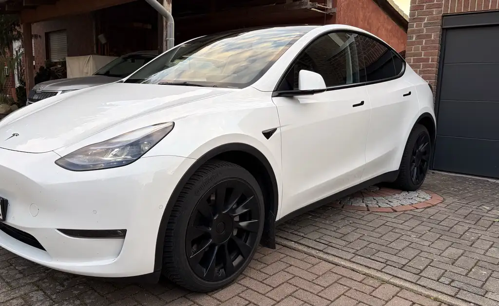 Tesla Model Y Long Range Dual Motor AWD + AHK