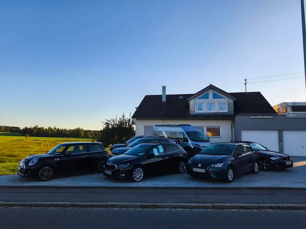 Hyundai KONA Trend Elektro 2WD, Top-Ausstattung, super Reichweite SoH 100%, inkl. Winterkompletträder,Navigations-Paket,metallic,