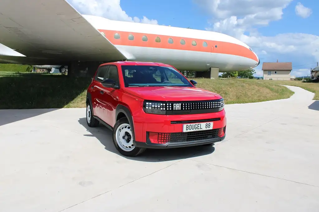 Fiat Grande Panda E ELECTRIQUE 113 CV RED COLOR FULL LED GPS CARPLAY I-COKPIT RÉGULATEUR BOITE AUTO