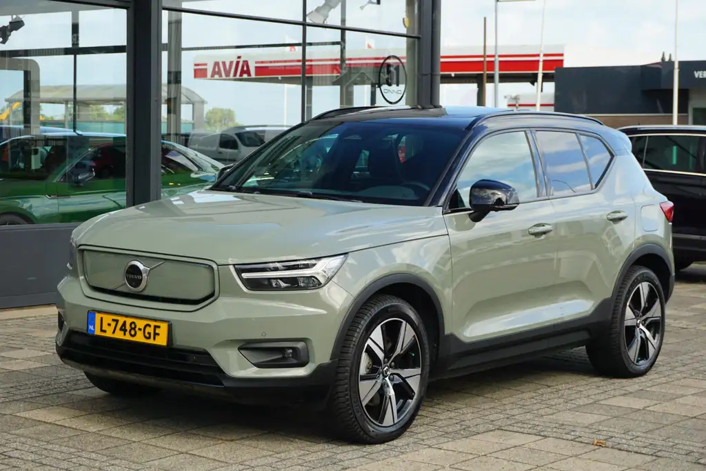 Volvo XC40 Recharge P8 AWD R-Design | 94% Soh | PANO | trekha