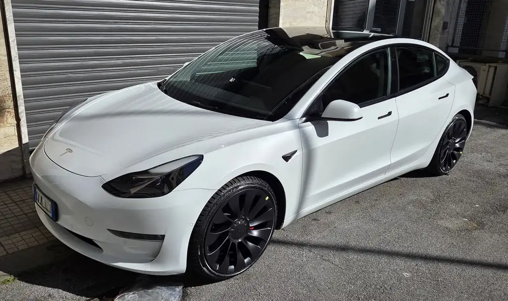 Tesla Model 3 Performance con Autopilot Avanzato