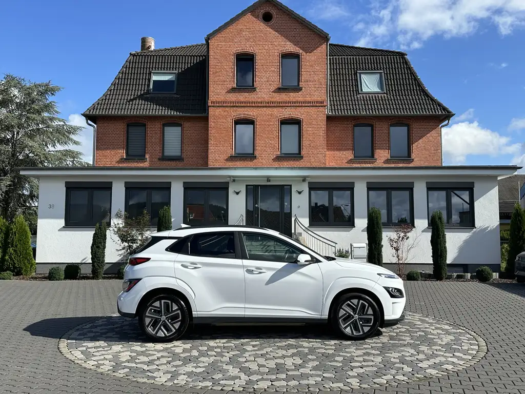 Hyundai KONA Trend LED ACC NAV KRELL WÄMPU 64KWh