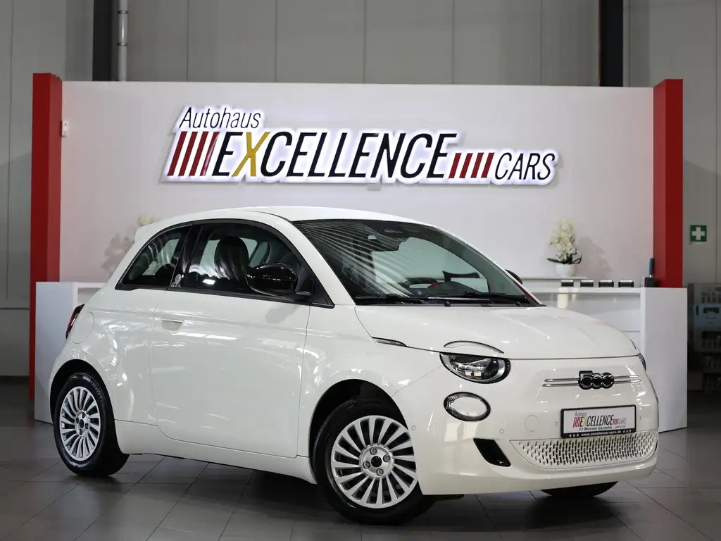 Fiat 500e RED WHITE / 98,6% / VIRTUAL / APPLE+KAMERA