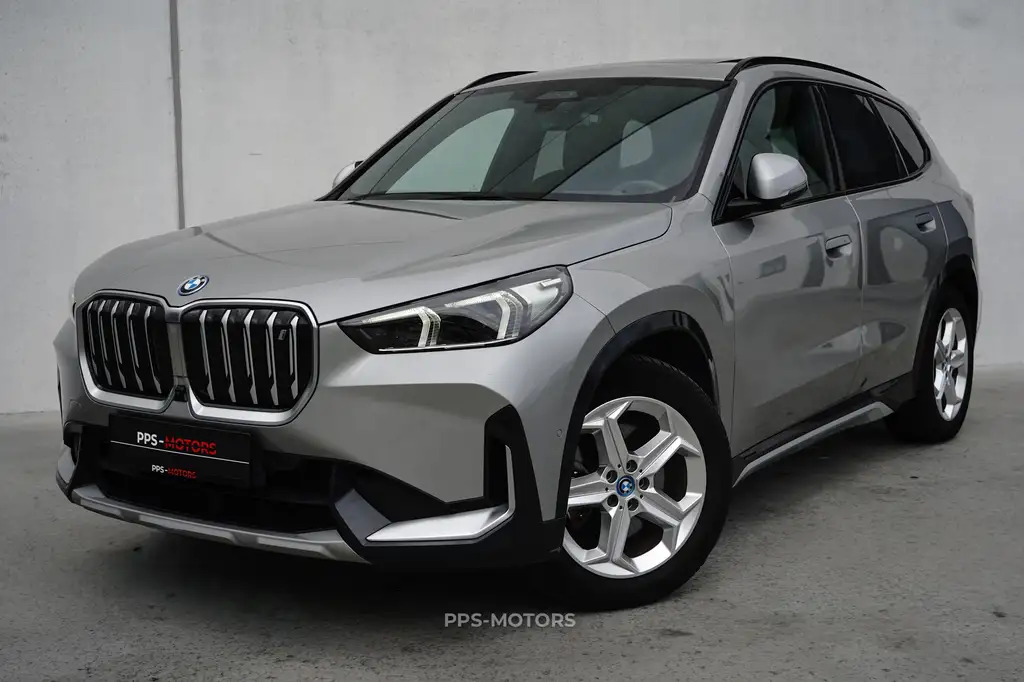 BMW iX1 iX1 66.5 kWh xDrive30 FULL OPTION | BTW | MASSAGE | TREKHAAK | STUURVERWARMING | PANODAK | 360 | KEYLESS | ADAPTIVE CC