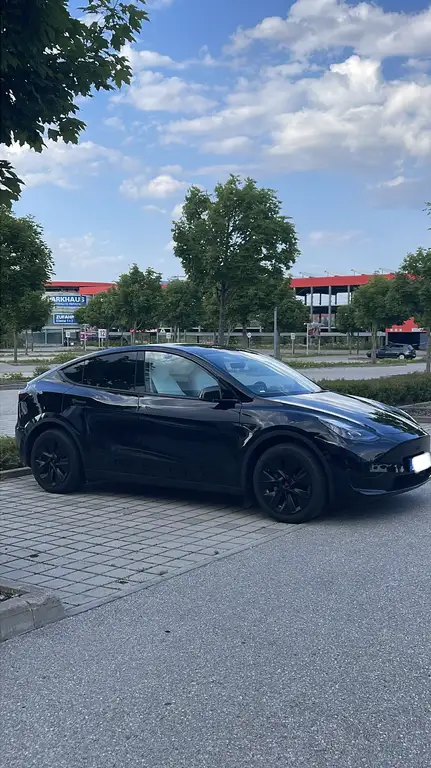 Tesla Model Y RWD 2023 Weiß Innenraum