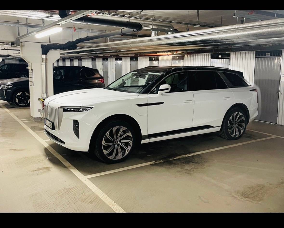 Hongqi E-HS9