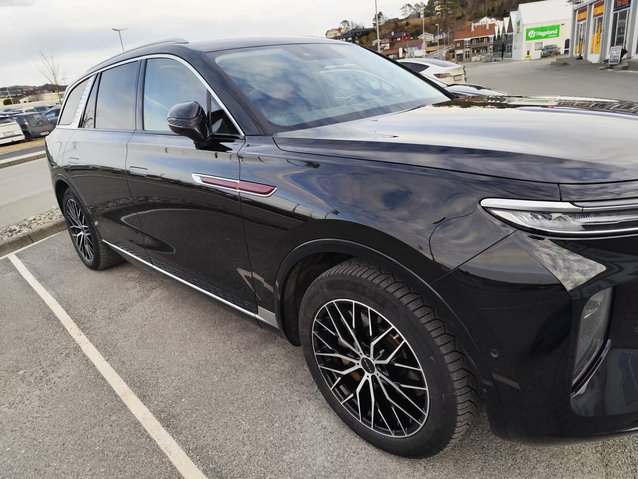 Hongqi E-HS9