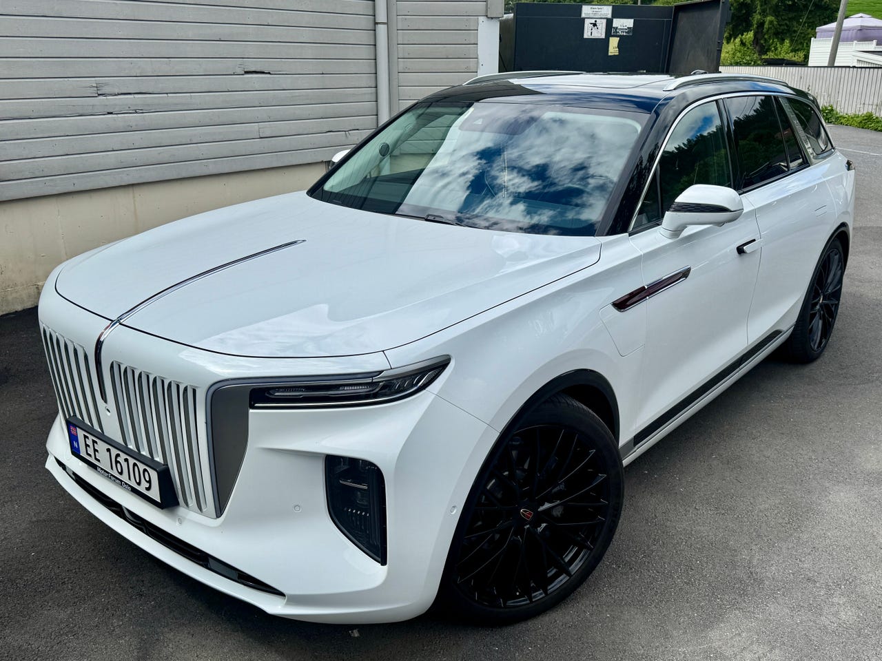Hongqi E-HS9