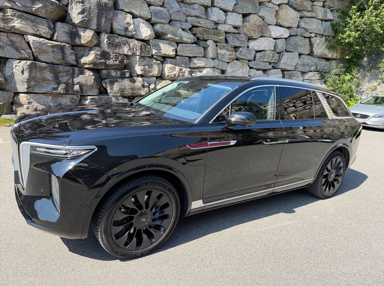 Hongqi E-HS9