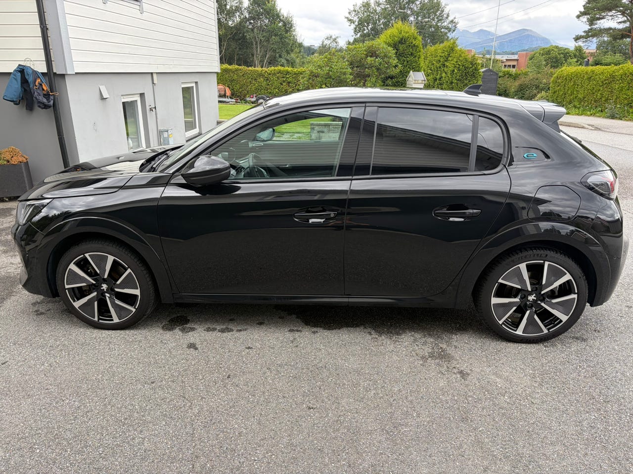 Peugeot e-208