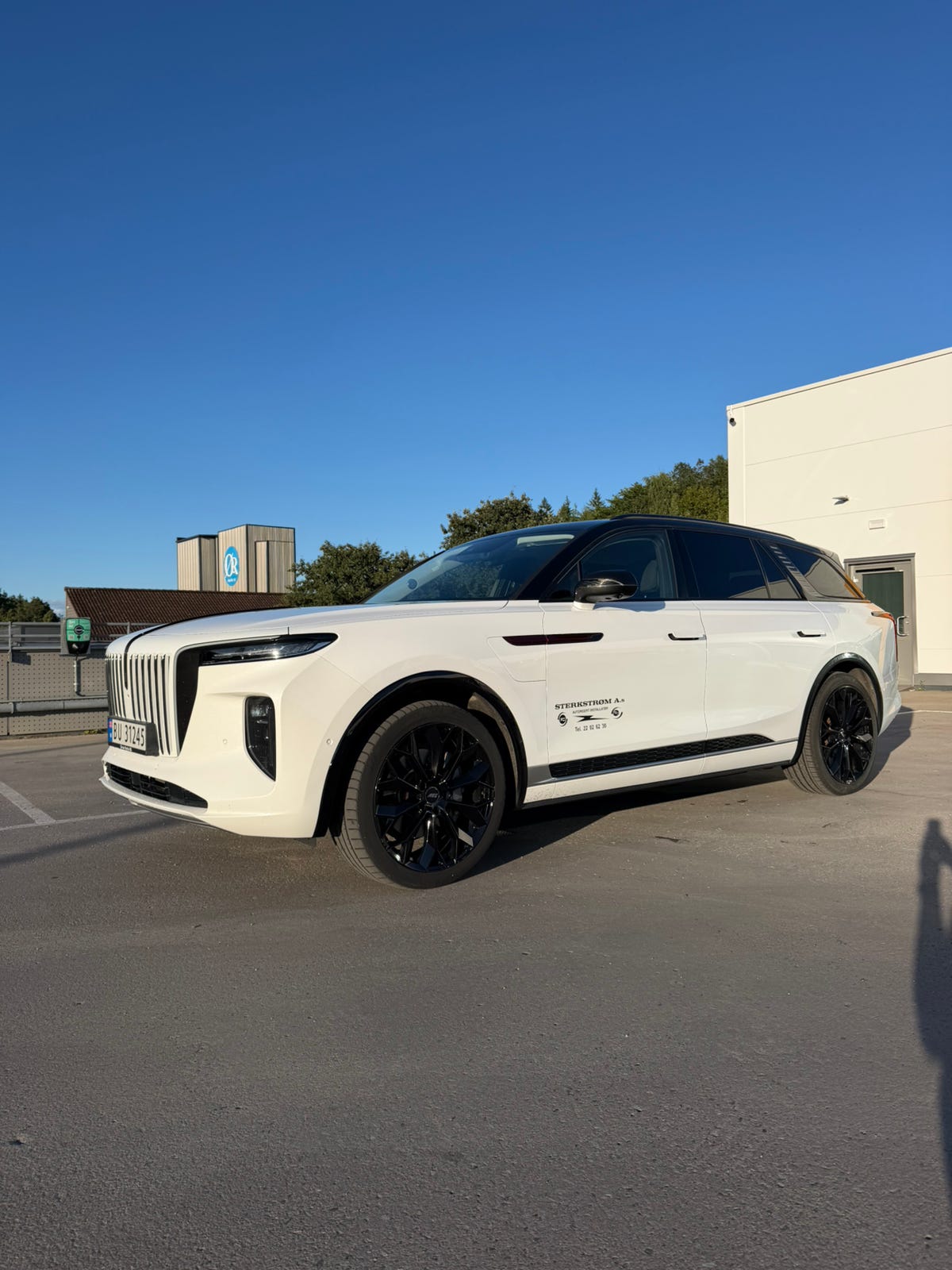 Hongqi E-HS9