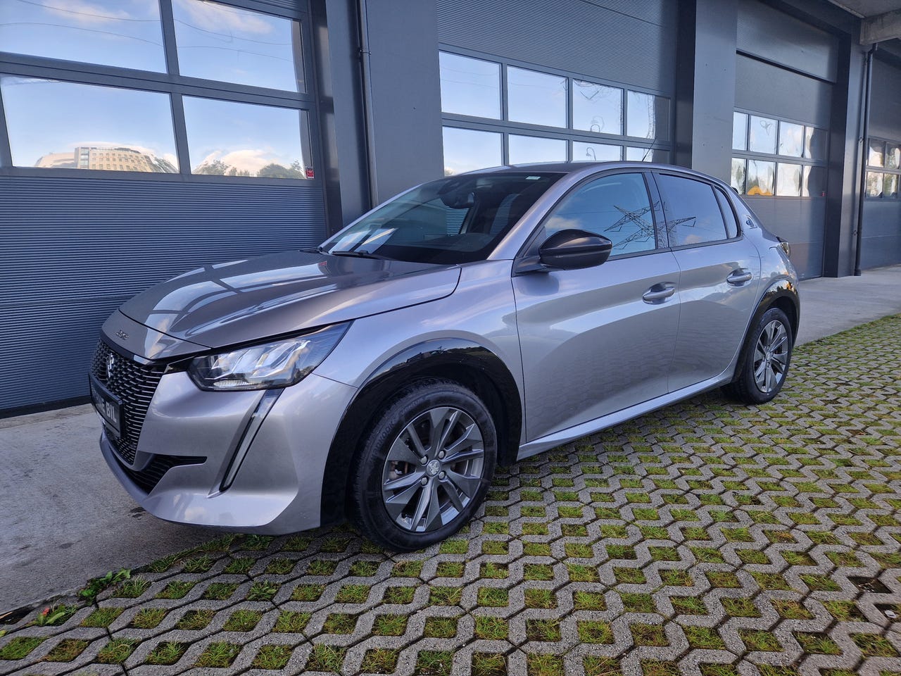 Peugeot e-208