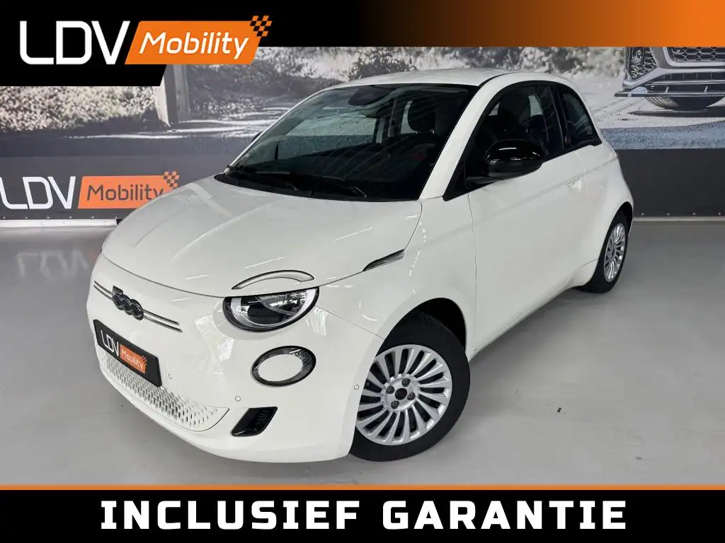 Fiat 500e RED / Camera / Apple Carplay / All-season banden /