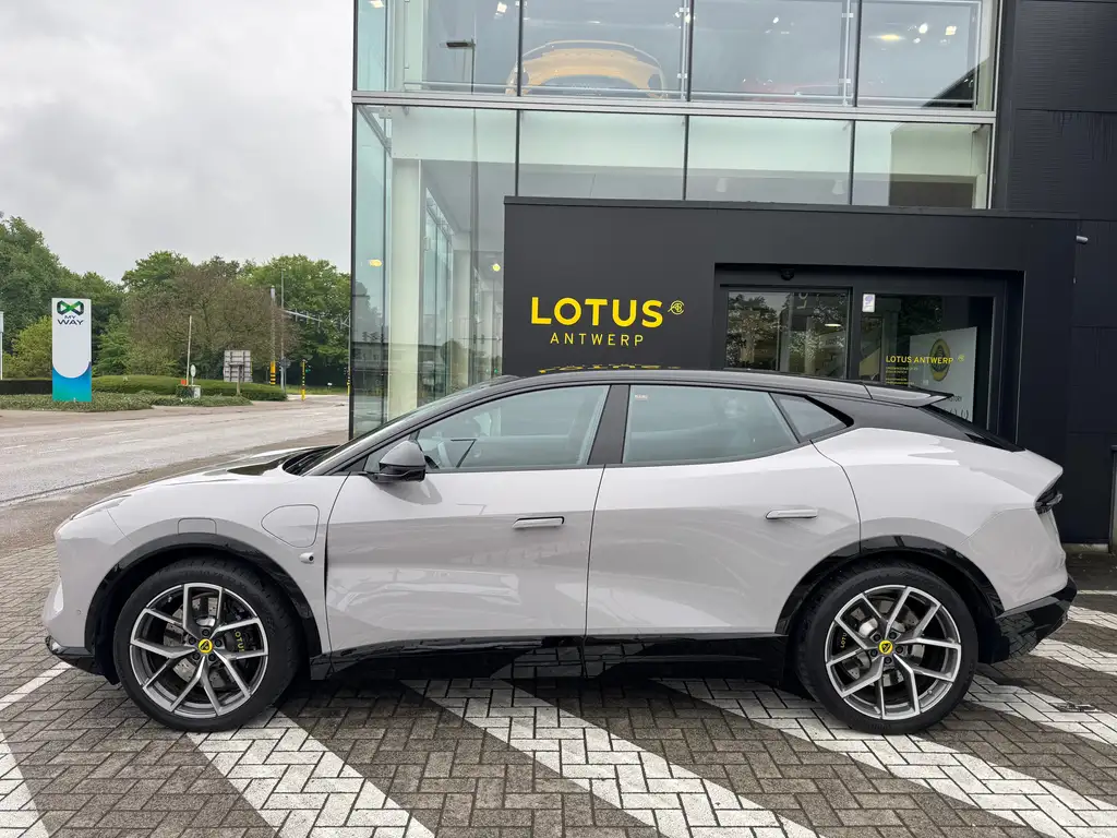Lotus Eletre 22"/Kaimu grey/Magnetite interior/Glas roof
