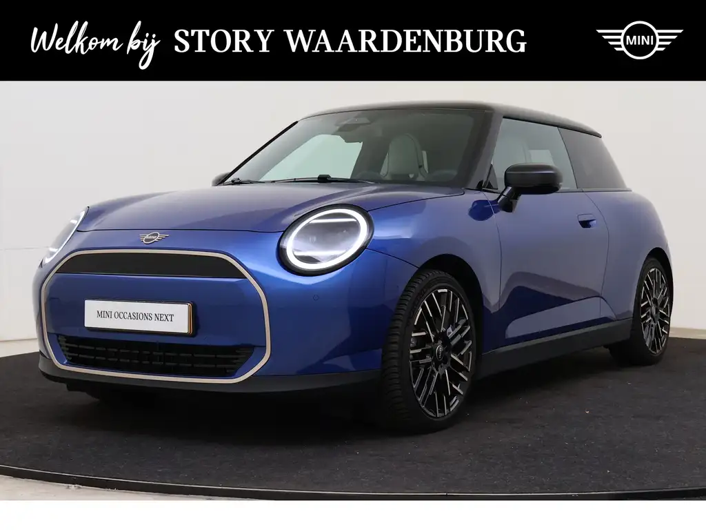 MINI Cooper Hatchback / Favoured / Pakket M / 18" Night Flash