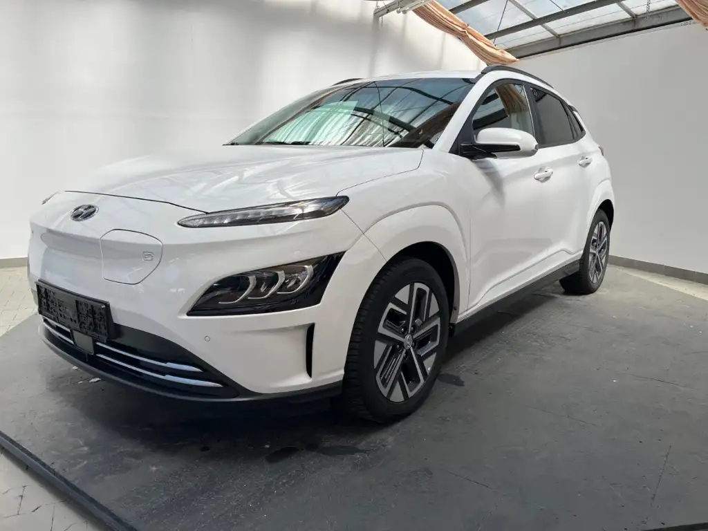 Hyundai KONA Trend 64kWh 150kW Navi Sounds. LED ACC Apple CarPl