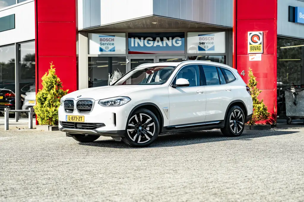 BMW iX3 Executive 80 kWh | Pano dak | Camera | Tabacco led