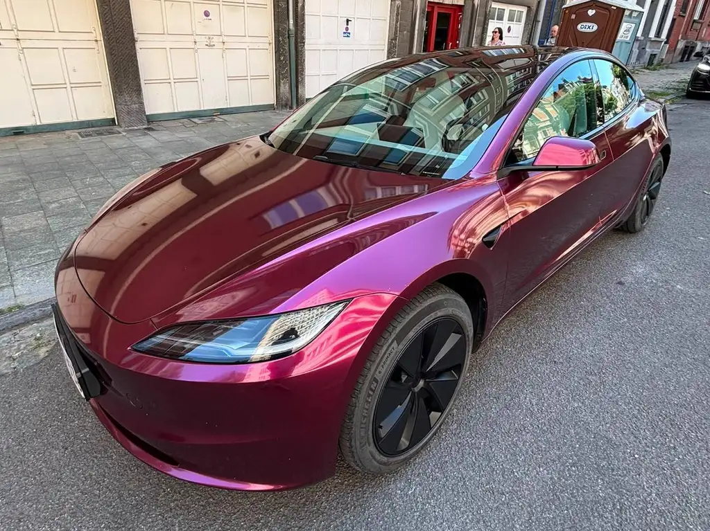 Tesla Model 3 Tesla Model 3 Highland blanc avec vinyle violet TVAC