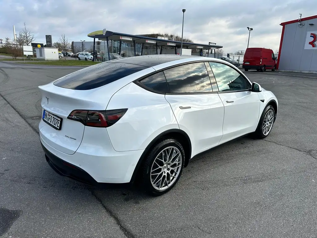 Tesla Model Y Long Range Dual Motor AWD, MwSt. ausweisbar