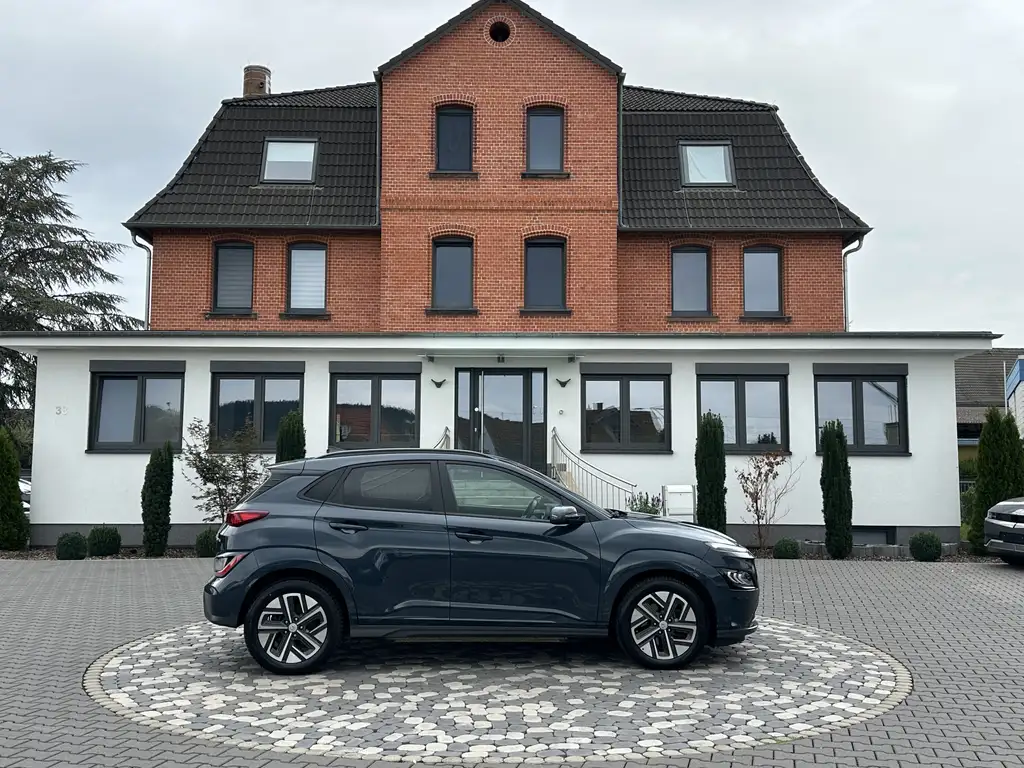 Hyundai KONA Trend LED ACC HUD NAV CAM WÄPU 64KWh