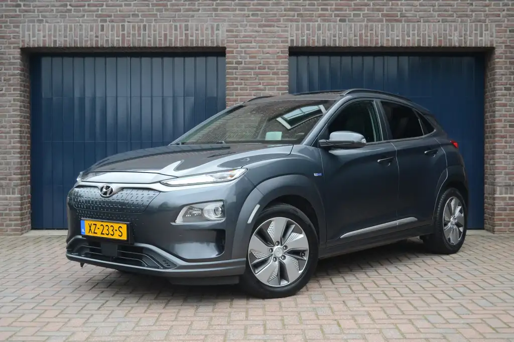 Hyundai KONA EV Premium 64 kWh | 98% SOH | Schuifdak | Keyless