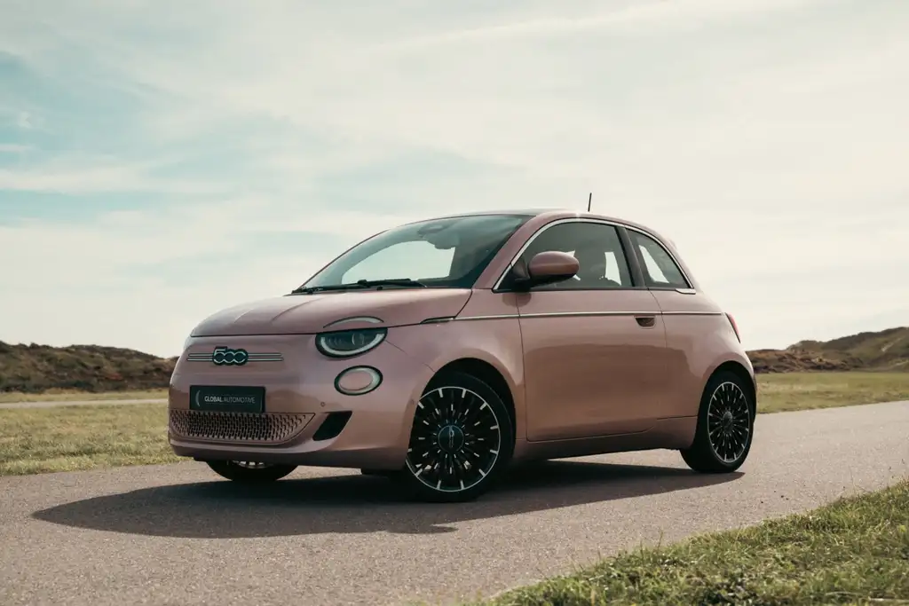 Fiat 500e 3+1 La Prima 42 kWh - CARPLAY - PANORAMADAK - LEER
