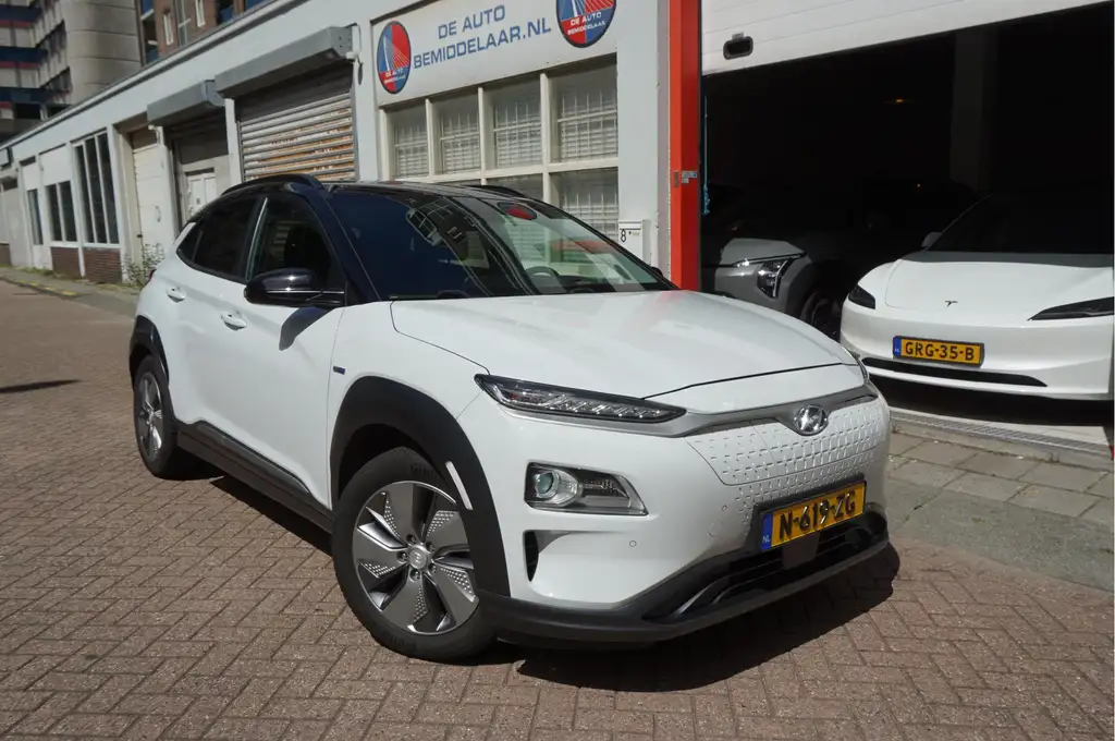 Hyundai KONA EV Premium 64 kWh | SOH 99.2% | Trekhaak | Leer |