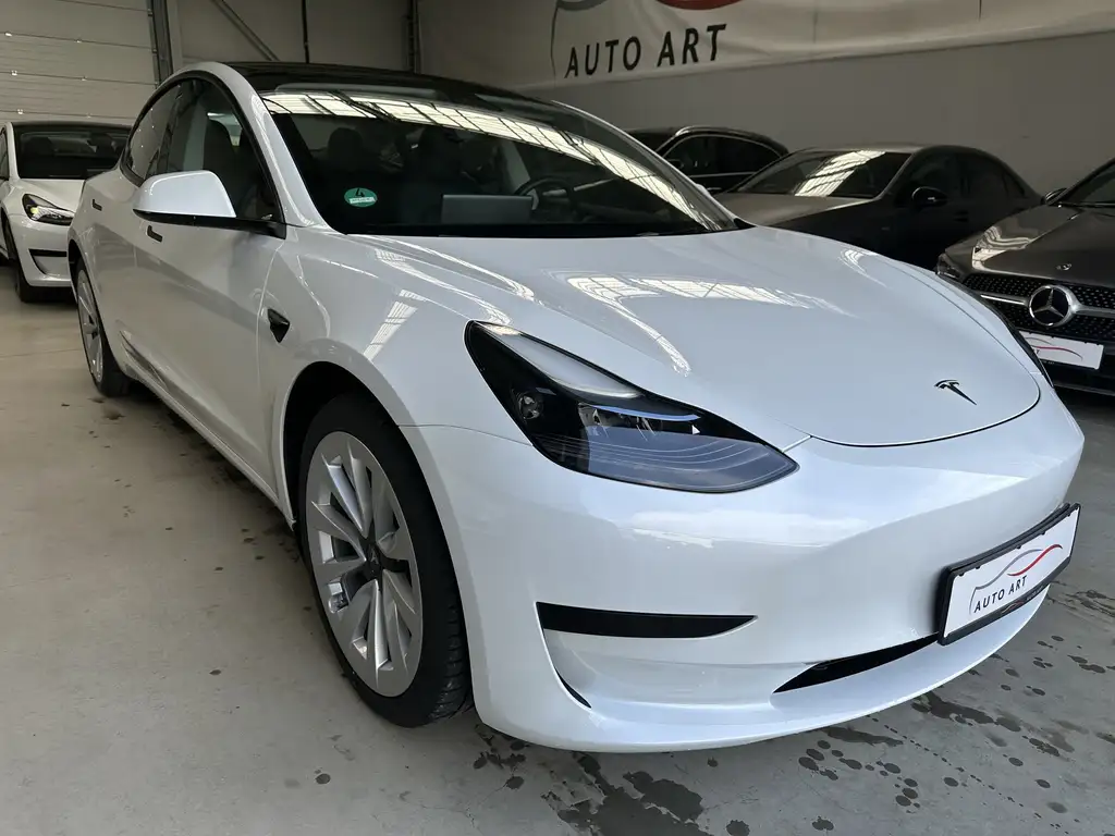Tesla Model 3 Basis RWD AMD Ryzen Wärmepumpe Subwoofer