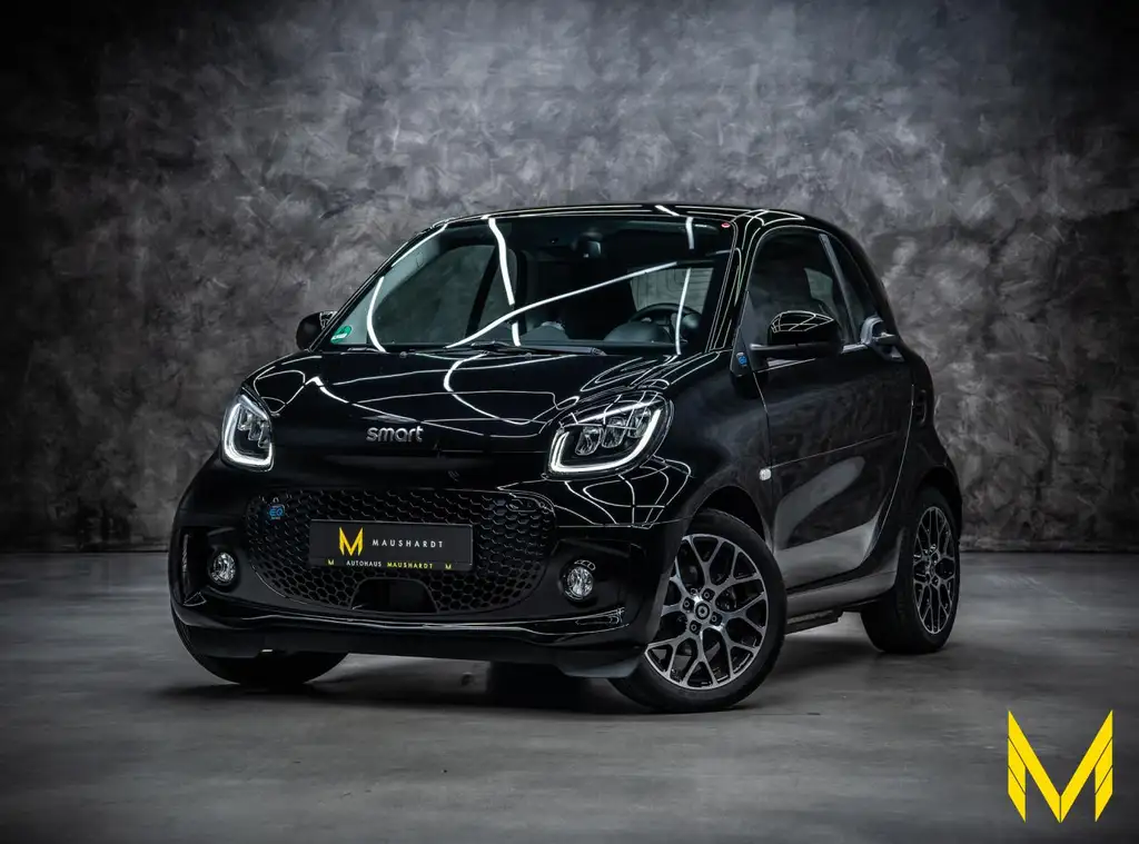 smart forTwo EQ coupe prime EXCLUSIVE: BLACK MATTERS!