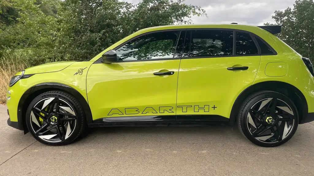 Abarth 600e e-600 54 kWh Scorpionissima Full Options, pack sound Prix TVAC possibilité d'extension de garantie jusque 2033