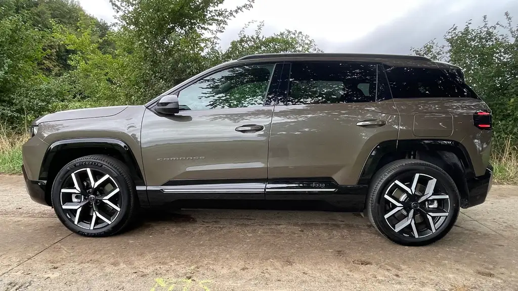 Jeep Compass e-Compass 74 kWh First Edition First Edition Full Options, toit pano, cuir etc.. garantie possible 04.2034 Prix TVAC