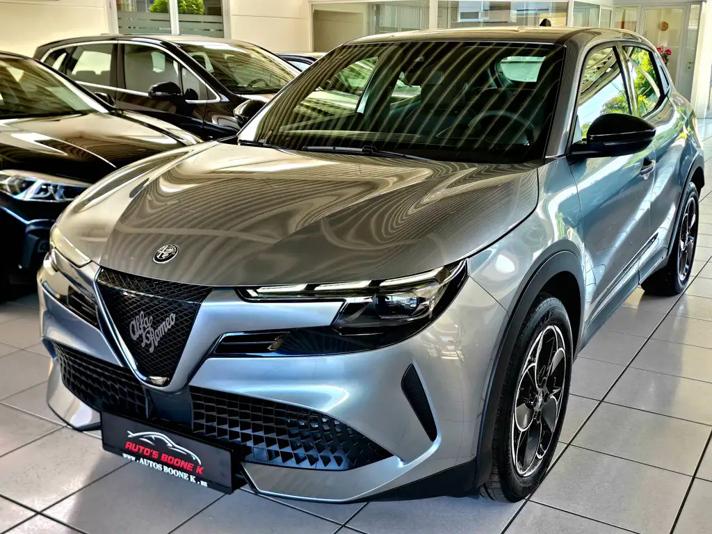 Alfa Romeo Junior / Full elektrische wagen  / Garantie tot 04/2033 / Slechts 10000km