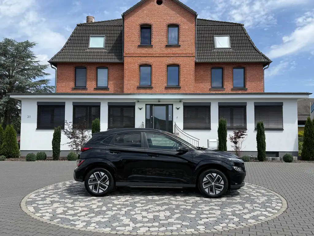 Hyundai KONA Trend LED ACC NAVI HUD S-DACH WÄMPU