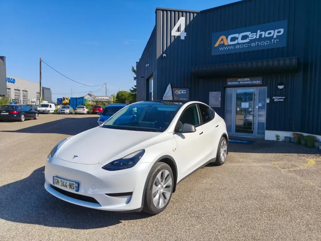 Tesla Model Y Standard Premium RWD | 1e main | Attache remorque
