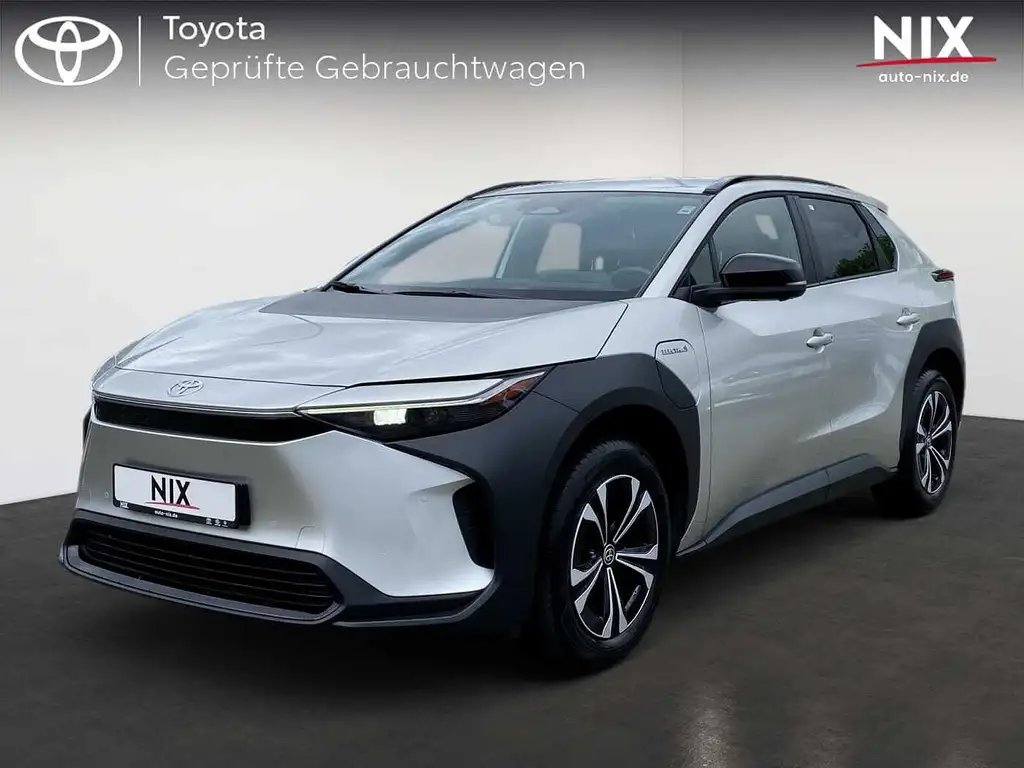 Toyota bZ4X FWD KAMERA SHZ AHK