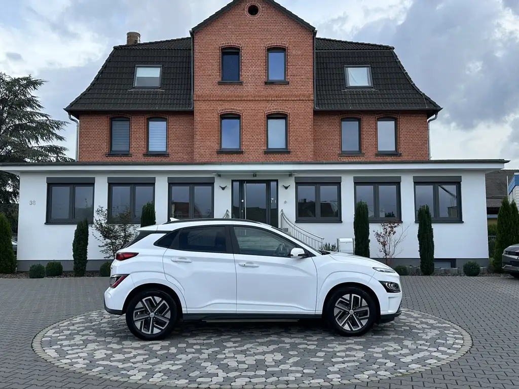 Hyundai KONA Trend LED ACC NAV KRELL WÄMPU 64KWh